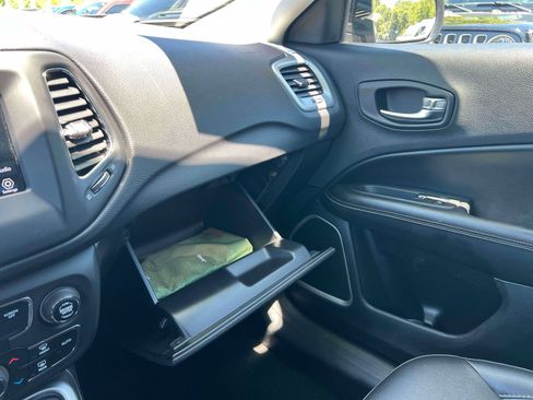 Used 2019 Jeep Compass Latitude w/ Cold Weather Group AWD/4WD image 9