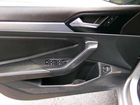 Used 2023 Volkswagen Jetta SE w/ Panoramic Sunroof Package FWD image 9