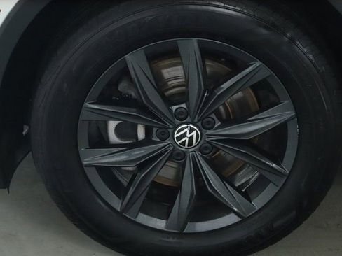 Used 2024 Volkswagen Tiguan SE image 40