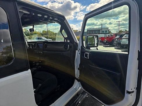 Used 2022 Jeep Wrangler Sport image 33