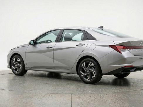 Used 2025 Hyundai Elantra SEL image 6