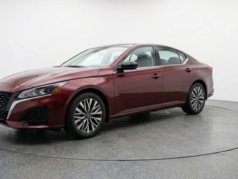 Used 2025 Nissan Altima 2.5 SV FWD image 3