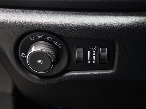 Used 2025 Chrysler Pacifica Select image 28