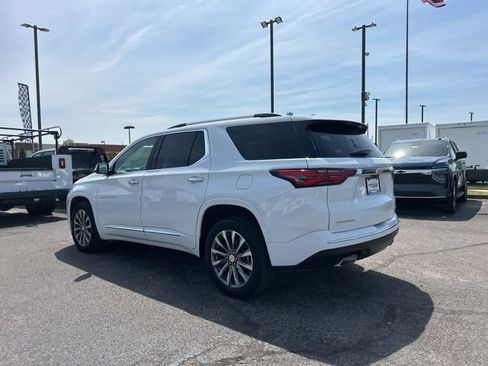 Used 2023 Chevrolet Traverse Premier FWD image 5