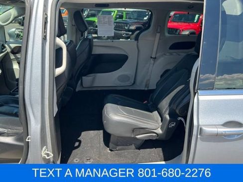 Used 2018 Chrysler Pacifica Touring-L FWD image 29