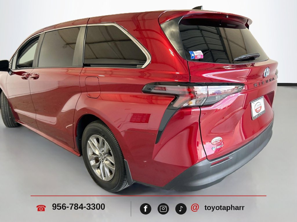 Used 2025 Toyota Sienna LE FWD image 17
