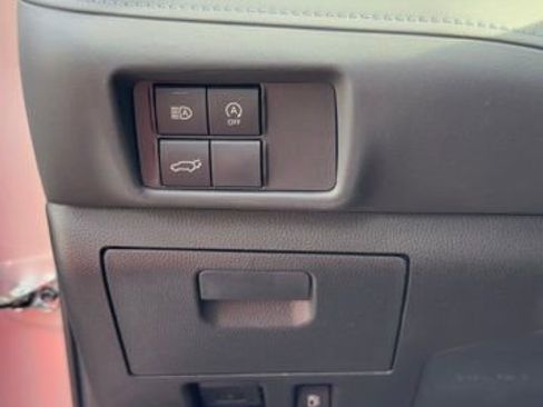 Used 2024 Toyota Highlander LE image 11