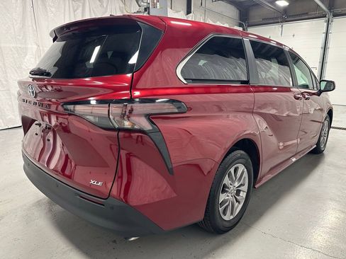 Used 2025 Toyota Sienna XLE image 7