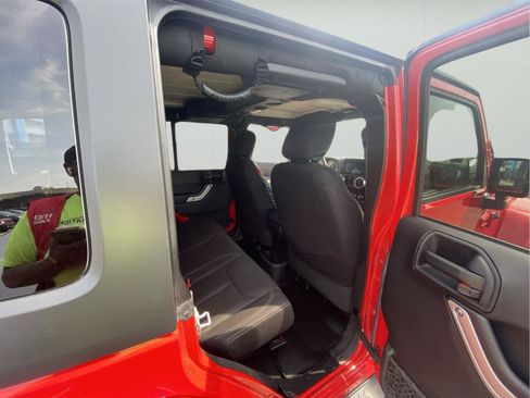 Used 2017 Jeep Wrangler Unlimited Sahara w/ Connectivity Group AWD/4WD image 17