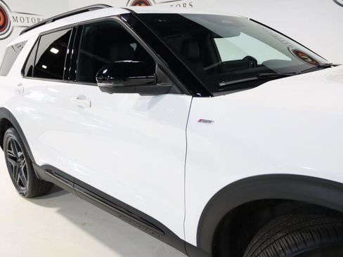 Used 2025 Ford Explorer ST-Line w/ Premium Package image 8
