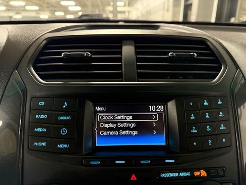 Used 2017 Ford Explorer XLT image 12