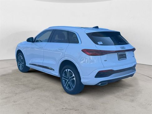 Used 2025 Audi Q5 Premium w/ Convenience Package image 5