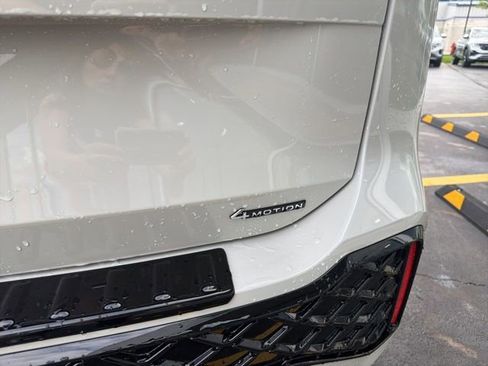 New 2026 Volkswagen Tiguan SEL R-Line AWD/4WD image 9