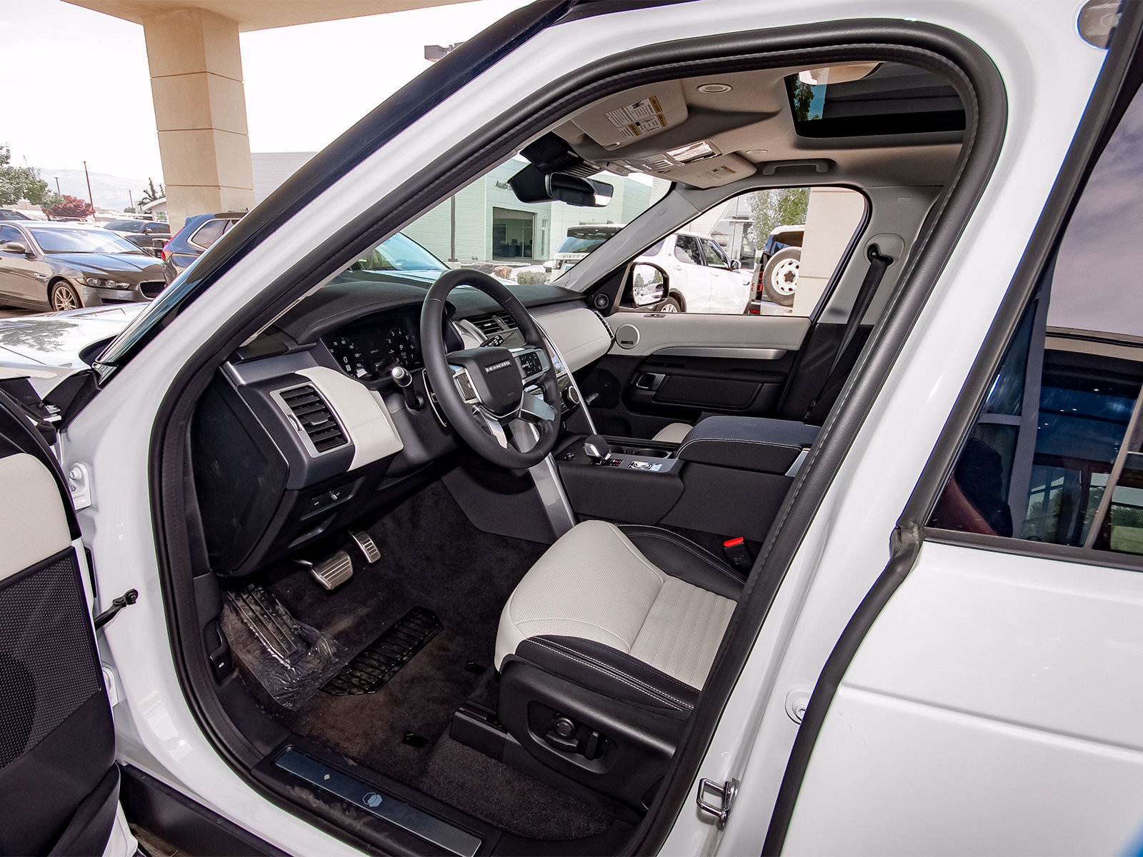 New 2026 Land Rover Discovery Limited Edition AWD/4WD image 34