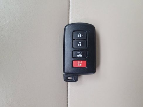 Used 2017 Toyota Camry XLE image 32