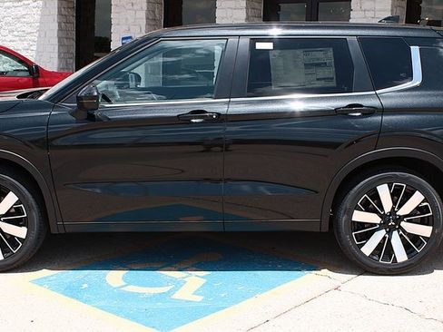 New 2025 Mitsubishi Outlander SE image 12