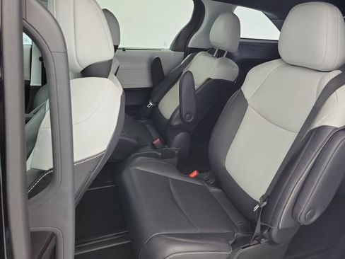 Used 2025 Toyota Sienna XSE FWD image 15