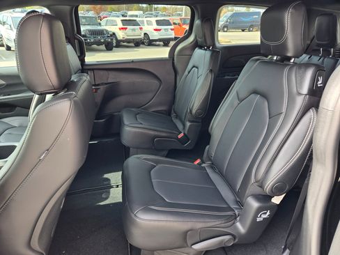 New 2026 Chrysler Pacifica Select image 27