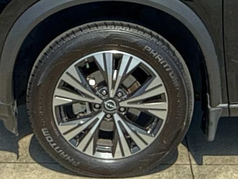 Used 2023 Nissan Rogue SV w/ SV Premium B Package FWD image 5