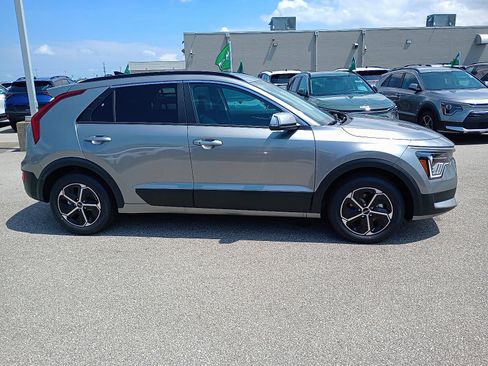 New 2025 Kia Niro EX image 2