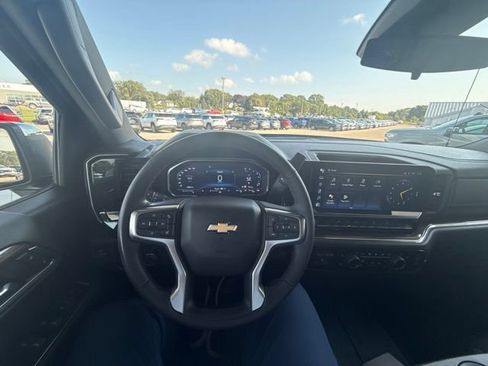 Used 2023 Chevrolet Silverado 1500 LT AWD/4WD image 18