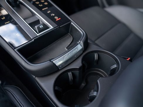 Certified 2025 Porsche Macan AWD/4WD image 15