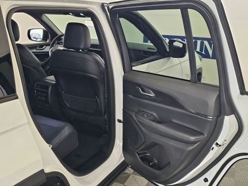 New 2025 Jeep Grand Cherokee Altitude image 34