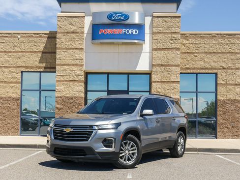 Used 2023 Chevrolet Traverse LT FWD image 2