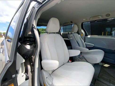 Used 2014 Toyota Sienna LE FWD image 24