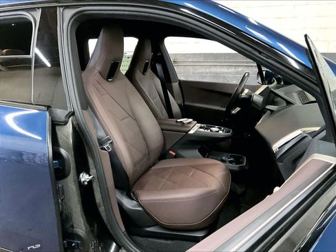 Used 2023 BMW iX xDrive50 image 9