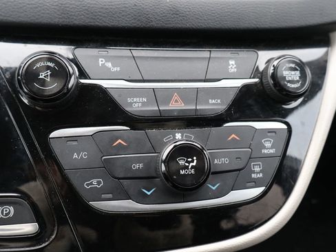 Used 2017 Chrysler Pacifica Touring-L Plus w/ Tire & Wheel Group image 25