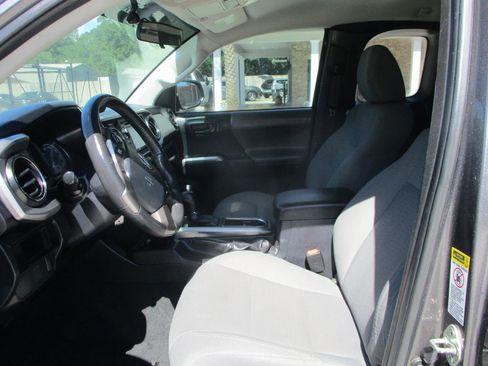 Used 2017 Toyota Tacoma SR5 AWD/4WD image 14