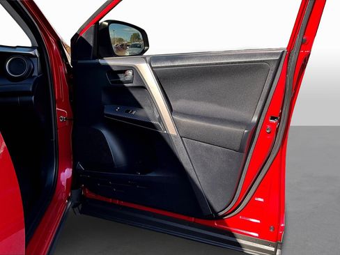 Used 2015 Toyota RAV4 LE image 17