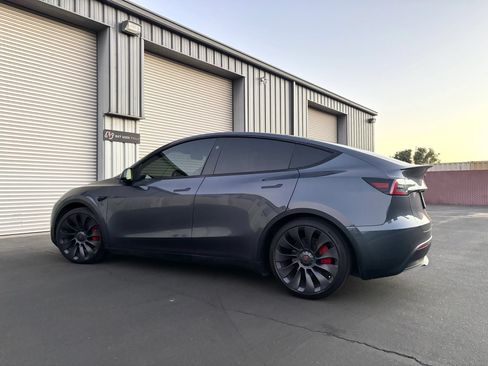 Used 2023 Tesla Model Y Performance AWD/4WD image 9