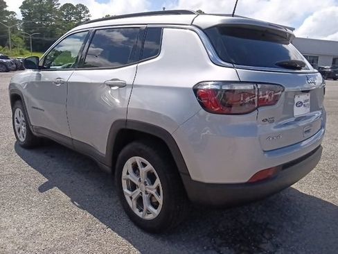 Used 2024 Jeep Compass Latitude AWD/4WD image 5