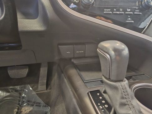 Used 2022 Toyota Camry SE image 19