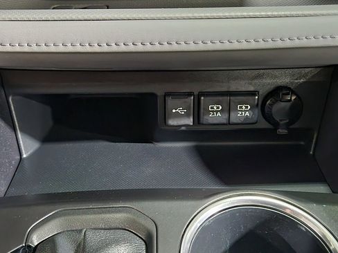 Used 2021 Toyota Highlander LE image 39