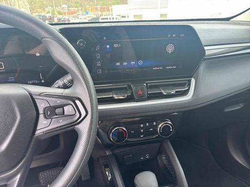 Used 2025 Chevrolet TrailBlazer LT AWD/4WD image 16