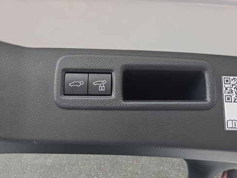 Used 2023 Toyota Venza LE image 13