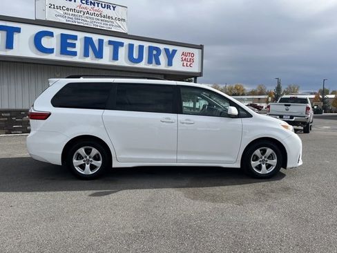 Used 2018 Toyota Sienna LE image 18