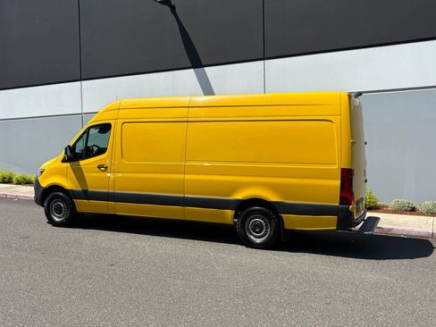 Used 2021 Mercedes-Benz Sprinter 2500 image 4