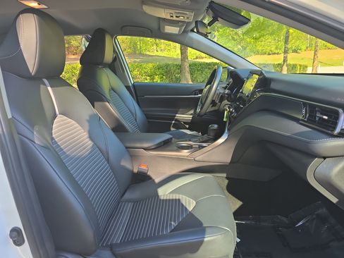 Used 2024 Toyota Camry SE image 10