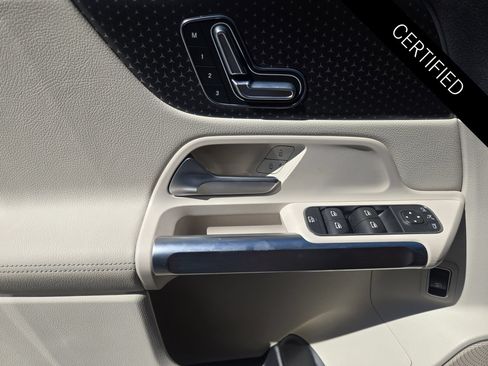 Used 2025 Mercedes-Benz EQB 300 4MATIC image 20