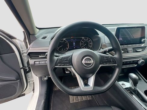 Used 2025 Nissan Altima 2.5 SV image 11