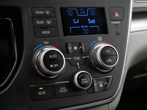 Used 2019 Toyota Sienna LE FWD image 23