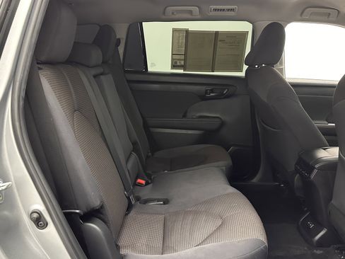 Used 2024 Toyota Highlander LE image 34