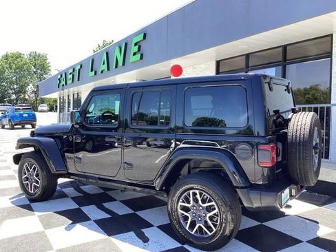 Used 2025 Jeep Wrangler Unlimited Sahara AWD/4WD image 5