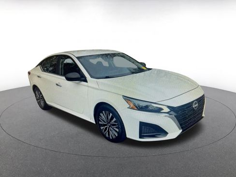 Used 2025 Nissan Altima 2.5 SV image 8