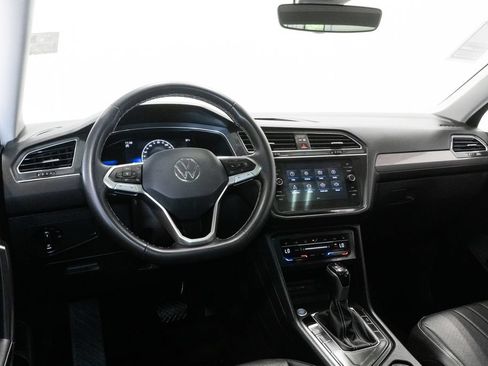 Used 2023 Volkswagen Tiguan SE w/ Panoramic Sunroof Package FWD image 15