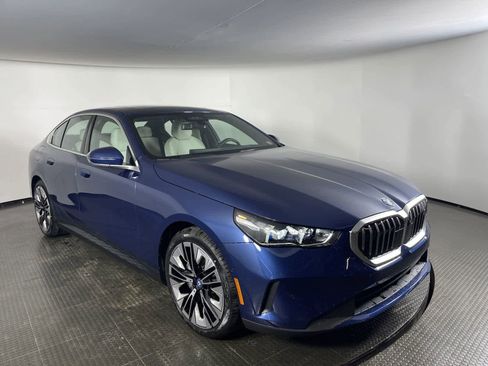 Certified 2024 BMW i5 eDrive40i w/ Premium Package image 2